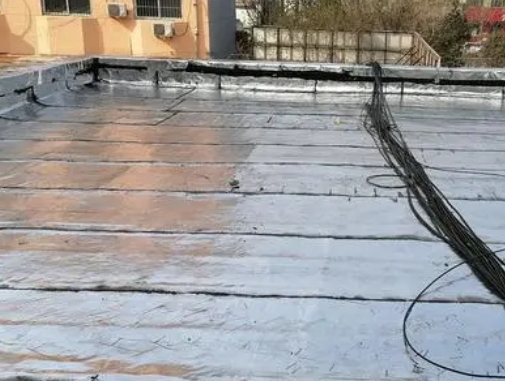 丹东卫生间漏水维修公司分享下丹东屋面楼顶防水刚性防水层施工要点。